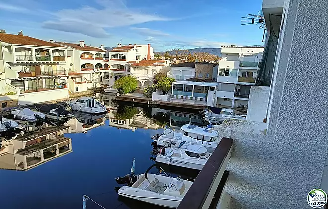 Renovated apartment with canal views in Empuriabrava