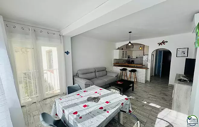 Renovated apartment just steps from the sea with tourist license and parking space.