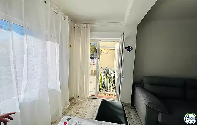 Renovated apartment just steps from the sea with tourist license and parking space.