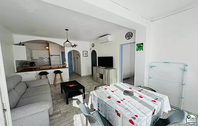 Renovated apartment just steps from the sea with tourist license and parking space.