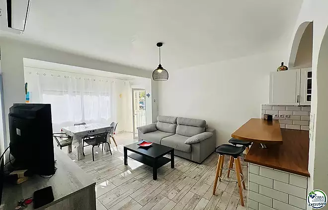 Renovated apartment just steps from the sea with tourist license and parking space.