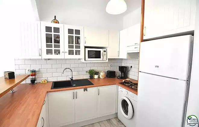 Renovated apartment just steps from the sea with tourist license and parking space.