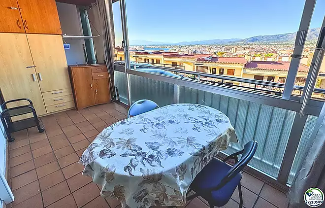 Charming one-bedroom apartment with panoramic sea views over Roses Bay