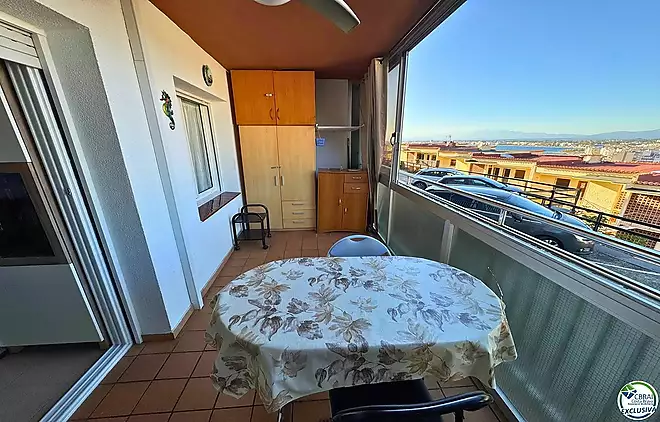 Charming one-bedroom apartment with panoramic sea views over Roses Bay