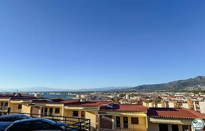 Charming one-bedroom apartment with panoramic sea views over Roses Bay