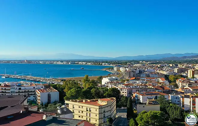 Charming one-bedroom apartment with panoramic sea views over Roses Bay