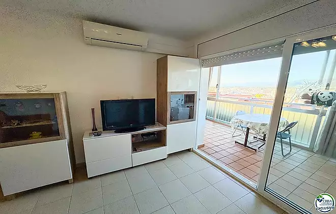 Charming one-bedroom apartment with panoramic sea views over Roses Bay