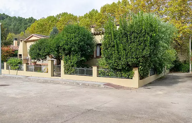 🏡 Charming house next to the river in Sant Lloren&ccedil; de la Muga - Ideal as a home or tourist project!