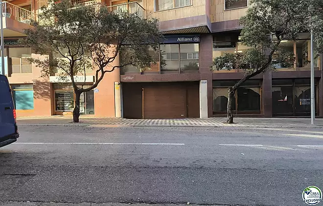 Great opportunity: large parking space for big car