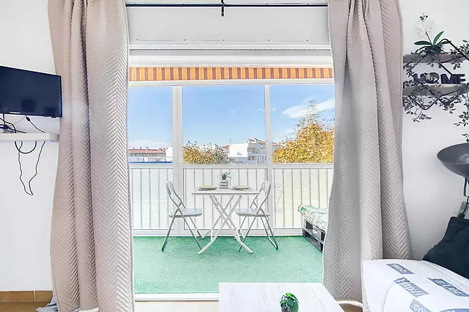 Cozy Studio with Enclosed Terrace in the Flamicell Area