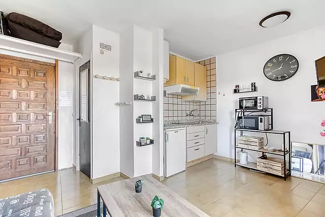 Cozy Studio with Enclosed Terrace in the Flamicell Area