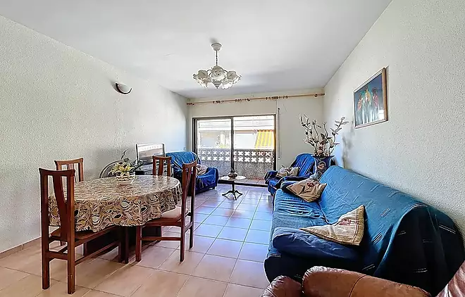 Top floor with no upstairs neighbors, just steps from the sea