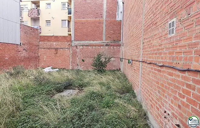 Venda de terreny per construir un edifici a Figueres.