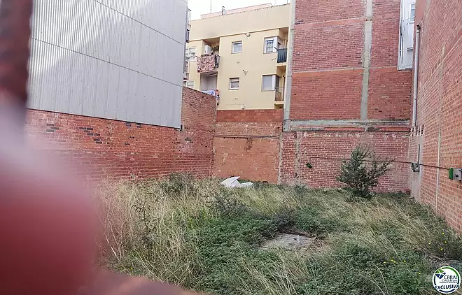 Venda de terreny per construir un edifici a Figueres.