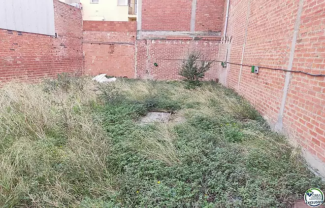 Venda de terreny per construir un edifici a Figueres.