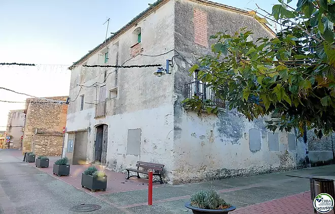 House with great potential in the center of Santa Llogaia
