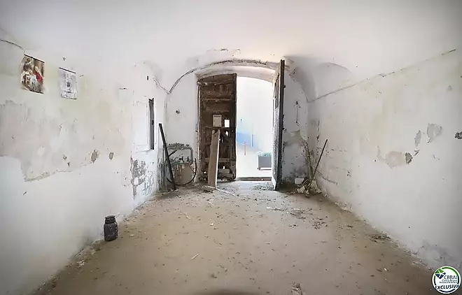 House with great potential in the center of Santa Llogaia