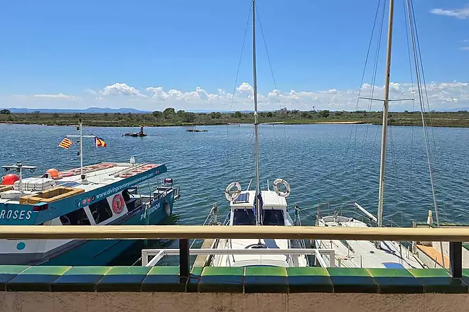 Exclusive house with a 10x4 m mooring and views of the natural park, canal, and sea in Roses