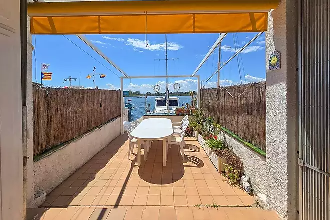 Exclusive house with a 10x4 m mooring and views of the natural park, canal, and sea in Roses