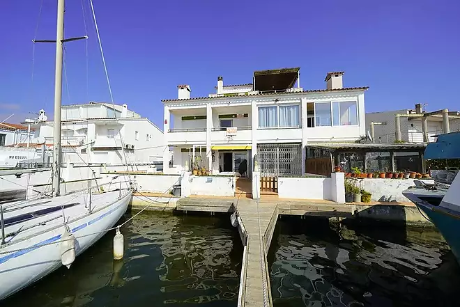 Exclusive house with a 10x4 m mooring and views of the natural park, canal, and sea in Roses