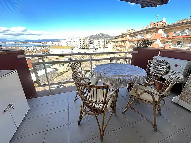 PORT ROSES  Acogedor apartamento de dos dormitorios con terraza, vistas al mar y parking exterior op
