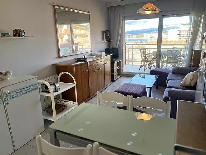 PORT ROSES  Acogedor apartamento de dos dormitorios con terraza, vistas al mar y parking exterior op