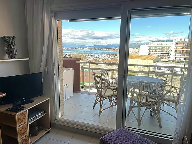 PORT ROSES  Acogedor apartamento de dos dormitorios con terraza, vistas al mar y parking exterior op