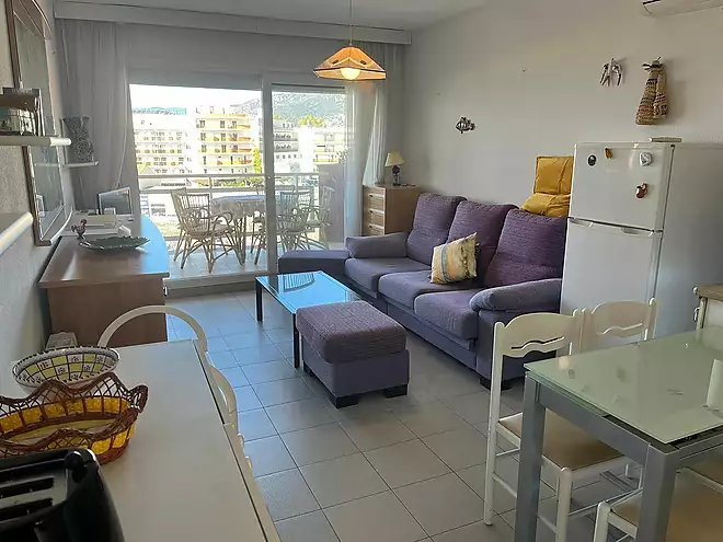 PORT ROSES  Acogedor apartamento de dos dormitorios con terraza, vistas al mar y parking exterior op