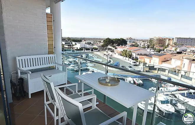 Charming apartment with tourist license and canal views in Roses