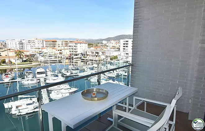 Charming apartment with tourist license and canal views in Roses