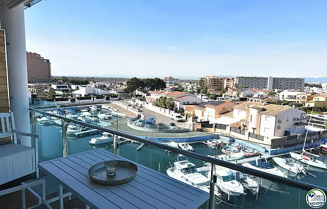 Charming apartment with tourist license and canal views in Roses