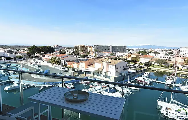 Charming apartment with tourist license and canal views in Roses