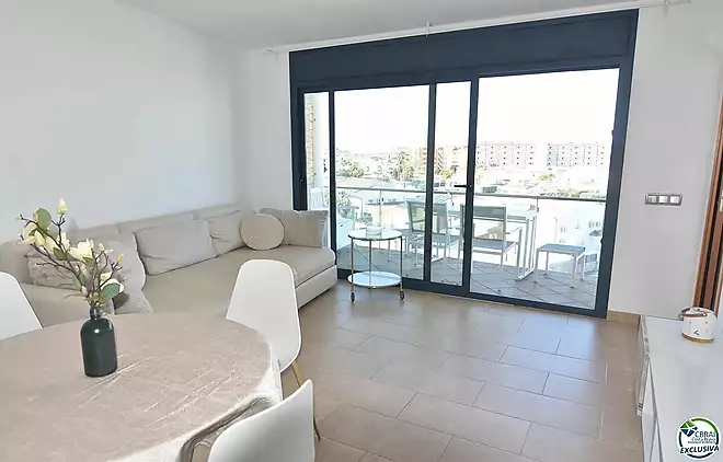 Charming apartment with tourist license and canal views in Roses