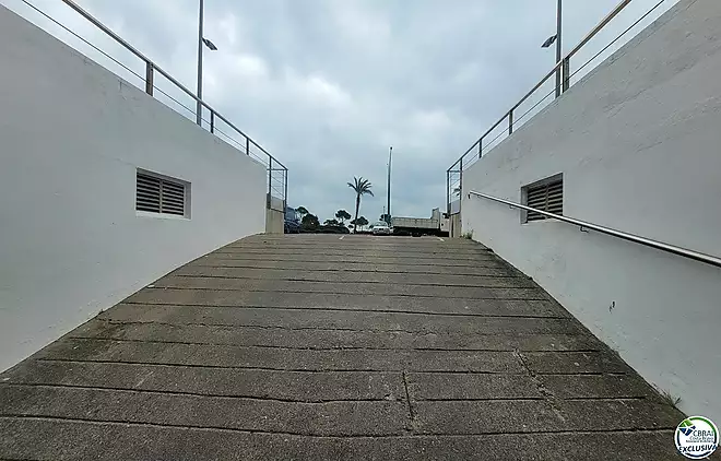 EMPURIABRAVA-DELTA MUGA: Plaza de aparcamiento subterr&aacute;neo en venta