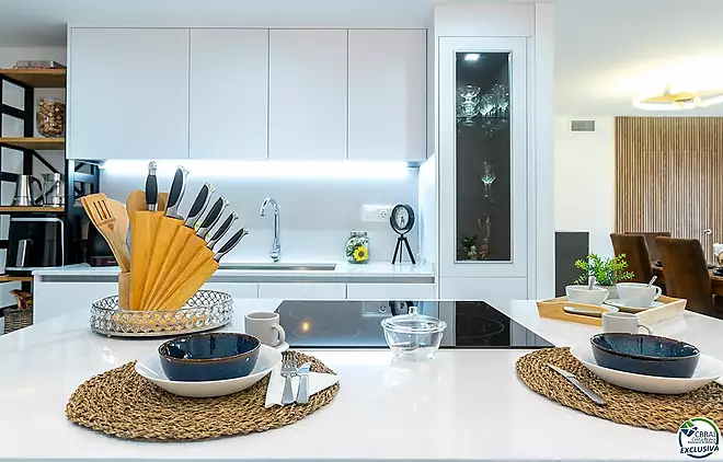 Renovated apartment with 3 bedrooms 100 m from the beach in Roses.
