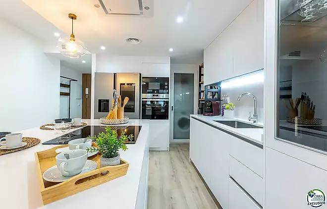 Renovated apartment with 3 bedrooms 100 m from the beach in Roses.