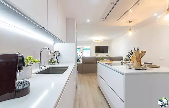 Renovated apartment with 3 bedrooms 100 m from the beach in Roses.