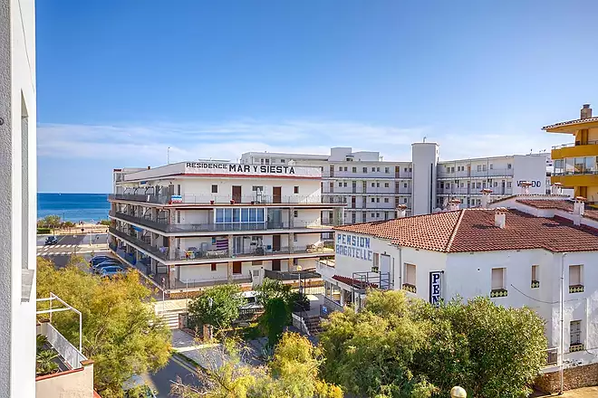 Bonic apartament a nom&eacute;s 100 metres del mar a la zona de Salata