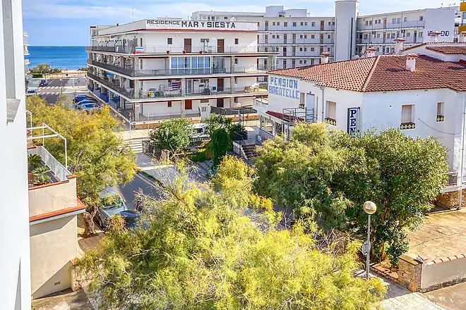 Bonic apartament a nom&eacute;s 100 metres del mar a la zona de Salata