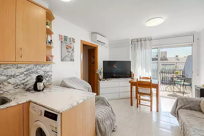 Bonic apartament a nom&eacute;s 100 metres del mar a la zona de Salata