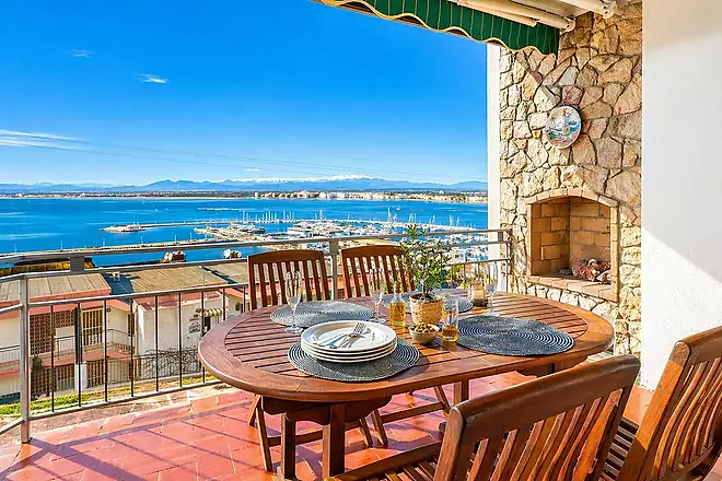 Habitatge exclusiu amb vistes panor&agrave;miques al mar i al port de Roses