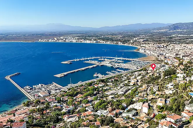 Habitatge exclusiu amb vistes panor&agrave;miques al mar i al port de Roses