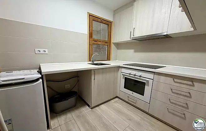 En venda apartament reformat de 2 habitacions al centre de Roses a 50 m del mar