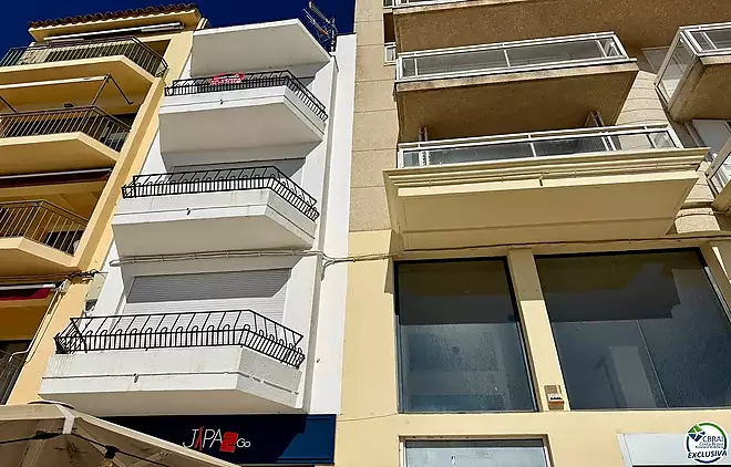 En venda apartament reformat de 2 habitacions al centre de Roses a 50 m del mar