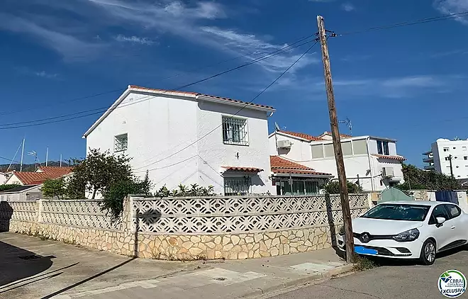 Beautiful 3 bedroom house with garden in Santa Margarita-Roses