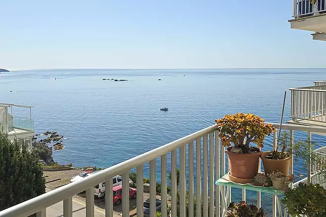 Pis llumin&oacute;s amb vista al mar al Far de Roses