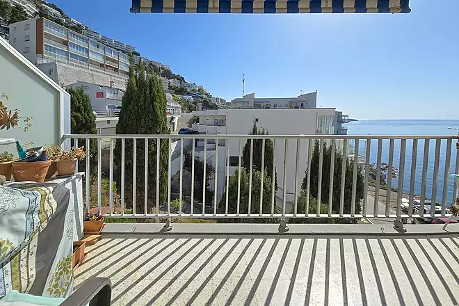 Pis llumin&oacute;s amb vista al mar al Far de Roses