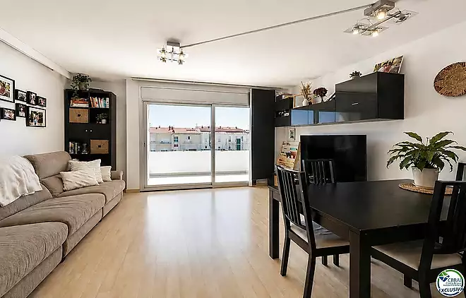 Penthouse duplex with large terrace  and parking in central Roses