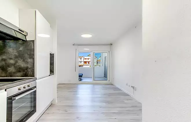 GROUND FLOOR APARTMENT IN EMPURIABRAVA WITH CANAL VIEWS