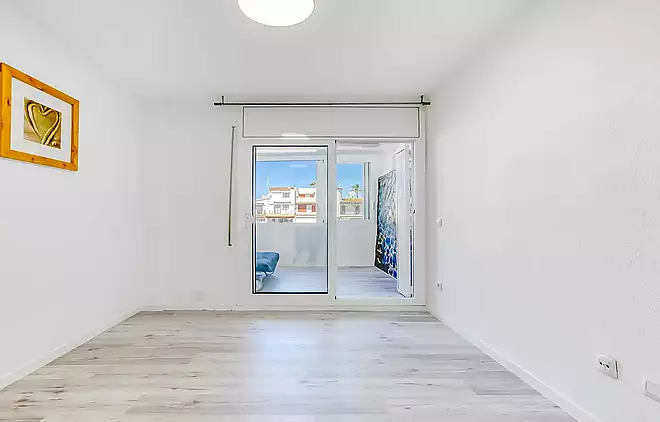 GROUND FLOOR APARTMENT IN EMPURIABRAVA WITH CANAL VIEWS